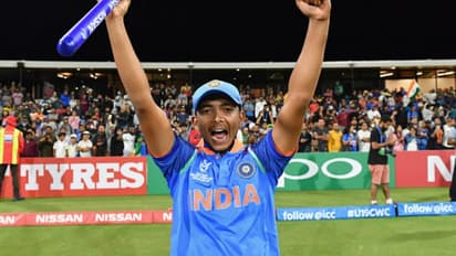 திரும்பி வந்துட்டேனு சொல்லு.. அதிரடியால் எதிரணியை தெறிக்கவிட்ட பிரித்வி ஷா!!