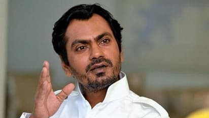 సెల్ఫీ కోసం హీరో పీక పట్టుకున్న అభిమాని!