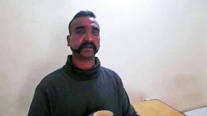 విమానంలో పేరేంట్స్కు తోటి ప్రయాణీకుల 'అభినందన్' లు