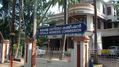 ഒറ്റപ്പെട്ട് പോയ കേരളത്തിലെ വനിതകള്‍ നേരിടുന്ന വിവിധ പ്രശ്‌നങ്ങള്‍; വനിതാ കമ്മിഷന്‍ പബ്ലിക് ഹിയറിംഗ് 25ന്