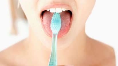 പല്ല് തേക്കുന്നത് പോലെ പതിവായി നാവും വൃത്തിയാക്കേണ്ടതുണ്ടോ?