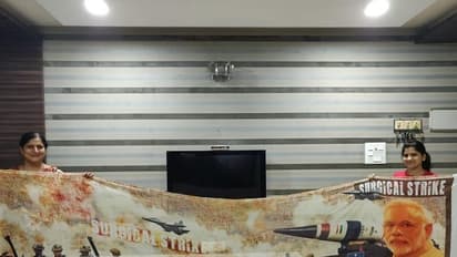 ಒಂದು ಕಡೆ ಸರ್ಜಿಕಲ್ ವೀರರು, ಮತ್ತೊಂದು ಕಡೆ ಮೋದಿ ಇರುವರು: ಸೀರೆಯಲ್ಲಿ ದೇಶಭಕ್ತಿಯೇ ಉಸಿರು!