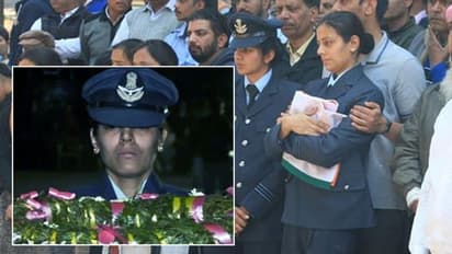 यूनिफॉर्म में सैल्यूट कर पत्नी ने दी स्क्वाड्रन लीडर सिद्धार्थ वशिष्ठ को अंतिम विदाई