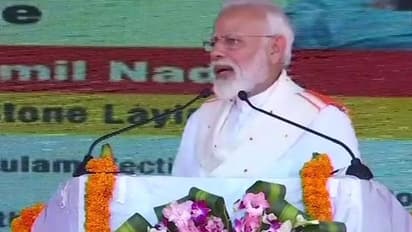 ప్రపంచమంతా భారత్ వెంట, మీవి పాక్ కు అనుకూలమైన మాటలు: బాబుపై మోదీ ఫైర్