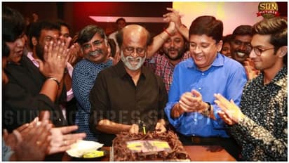 'பேட்ட' 50வது நாள் வெற்றி விழா! கேக் வெட்டி கொண்டாடிய ரஜினிகாந்த்! கைதட்டி ரசித்த கலாநிதிமாறன்!