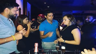 నా భార్యతో మీ భర్త ఎలా ప్రవర్తిస్తున్నాడో చూడండి: నెహ్రా భార్యకు యువరాజ్ ఫిర్యాదు