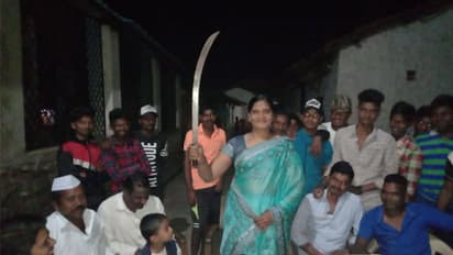 ತಲ್ವಾರ್ನಿಂದ ಹುಟ್ಟುಹಬ್ಬದ ಕೇಕ್ ಕಟ್ ಮಾಡಿದ ಕಾಂಗ್ರೆಸ್ ನಾಯಕಿ