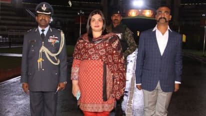 വാഗാ അതിര്ത്തിയില് വിംഗ് കമാന്ഡര് അഭിനന്ദനൊപ്പമെത്തിയ വനിത ഇവരാണ്