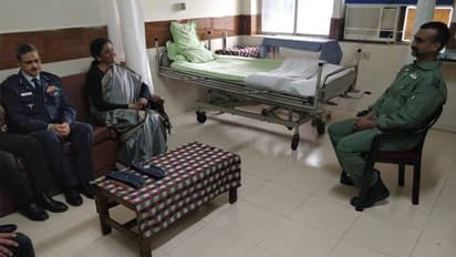 ಅಭಿನಂದನ್ ಭೇಟಿಯಾದ ರಕ್ಷಣಾ ಸಚಿವೆ: ದೇಶವಾಸಿಯ ಉಸಿರಲ್ಲಿ ನೀ ಇರುವೆ!