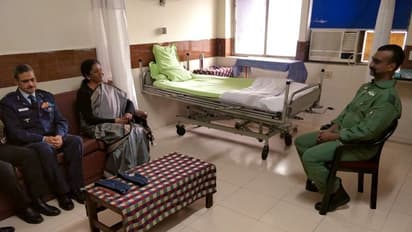 रक्षा मंत्री निर्मला सीतारमण ने की वायुसेना के जांबाज पायलट विंग कमांडर अभिनंदन से मुलाकात