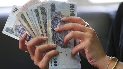 ബാഗില്‍ 13 ലക്ഷം റിയാല്‍ കടത്താന്‍ ശ്രമിച്ചു; യുവതി ഉള്‍പ്പെടെ മൂന്ന് പ്രവാസികള്‍ വിമാനത്താവളത്തില്‍ പിടിയില്‍