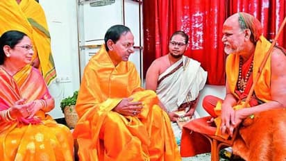 విశాఖశారదాపీఠాధిపతి స్వరూపానందేంద్ర సరస్వతిని కలిసిన సీఎం కేసీఆర్