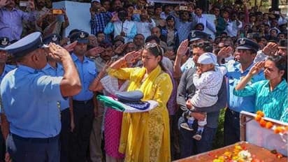 ಸೋಷಿಯಲ್ ಮಿಡಿಯಾ ಶೂರರೇ ಯುದ್ಧ ಮಾಡಿ: ಹುತಾತ್ಮನ ಪತ್ನಿ!