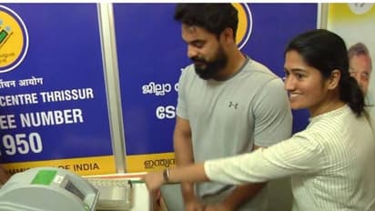 'ഞാന് പഠിപ്പിക്കാം'; വിവിപാറ്റ് അംബാസിഡര് ടൊവിനോയ്ക്ക് പരിശീലകയായി അനുപമ