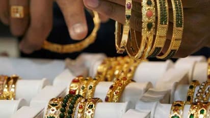 അടുത്ത വീട്ടിലെ സ്വര്ണം മോഷ്ടിച്ച് പണയം വച്ചു, കേസായതോടെ തിരികെ നൽകി തടിയൂരി യുവതി