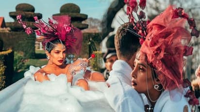 ಬಾತ್ಟಬ್ನಲ್ಲಿ ಲಾಲಿಪಾಪ್ ಹಿಡಿದ ಪಿಗ್ಗಿ ಫೋಟೋ ವೈರಲ್!