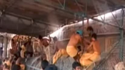 శ్రీశైలం ఆలయంలో తొక్కిసలాట..