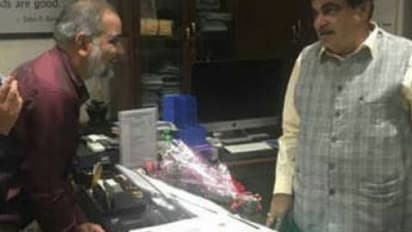 വീരമൃത്യു വരിച്ച ജവാന്മാരുടെ കുടുംബങ്ങൾക്ക് 110 കോടി രൂപ നല്കുമെന്ന് കാഴ്ചശക്തിയില്ലാത്ത ശാസ്ത്രഞ്ജൻ