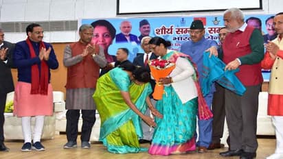 వీర జవాన్ తల్లి పాదాలకు మొక్కిన నిర్మలా సీతారామన్