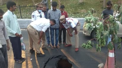 తెలంగాణ భవన్ వద్ద రోడ్డుపై పది అడుగుల లోతు గొయ్యి