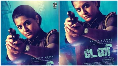 ’மக்கள் செல்வி’ பட்டத்துடன் அடுத்த ஜெயலலிதா ஆக ஆசைப்படும் வரலட்சுமி சரத்குமார்...