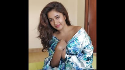 பட வாய்ப்புக்காக இப்படியா? ஓவர் கவர்ச்சியில் புகைப்படம் வெளியிட்ட பூனம் பாஜ்வாவை வறுத்தெடுக்கும் நெட்டிசன்கள்!