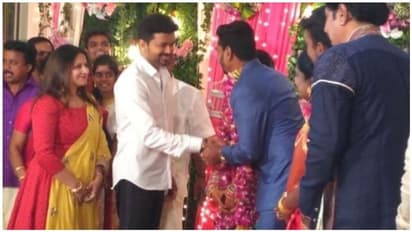 தனது டிரைவர் மகள் திருமணத்தில் சங்கீதாவுடன் கலந்துகொண்ட விஜய்...’தல’ ரசிகர்களைக் கலாய்க்க ஒரு சான்ஸ்...