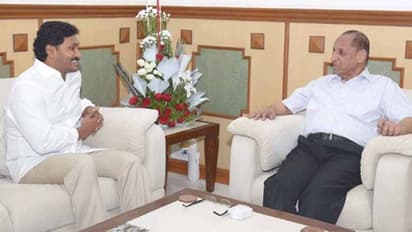 రాజ్ భవన్ కు డేటా చోరీ కేసు: సాయంత్రం గవర్నర్ ను కలవనున్న వైఎస్ జగన్