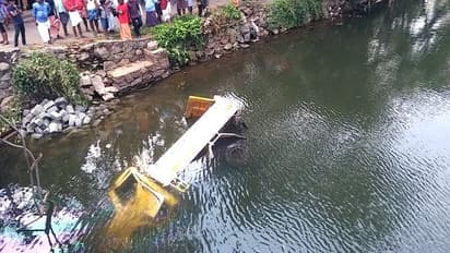 കുട്ടനാട്ടില് ടിപ്പര് ലോറി മറിഞ്ഞ് ആറ്റിലേക്ക് വീണു