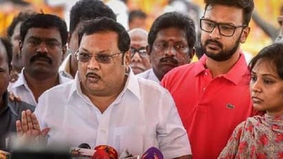 மு.க.அழகிரி மகனுக்கு ஆப்பு... 40 கோடி ரூபாய் சொத்துக்கள் முடக்கம்..!