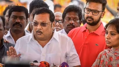 அழகிரி மகளுக்கு ஜாமீனில் வெளிவர முடியாத பிடிவாரண்ட் !! வருமான வரித்துறை அதிரடி !!