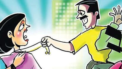 സ്കൂട്ടറിലെത്തി മാല പൊട്ടിക്കാൻ ശ്രമം, രക്ഷപ്പെട്ടോടിയപ്പോൾ മറിഞ്ഞ് നിലത്തുവീണു, പിന്നാലെയെത്തി മാലപൊട്ടിച്ചു