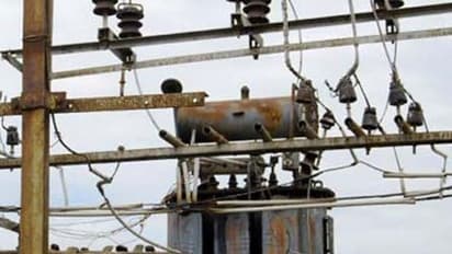 ಹಾವೇರಿ: ಈಜಿ ಹೋಗಿ ಟ್ರಾನ್ಸ್ಫರ್ಮರ್ ಸರಿಪಡಿಸಿದ ಪವರ್ಮನ್!