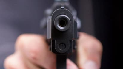 സുഹൃത്തുമായുള്ള ബന്ധം ചോദ്യം ചെയ്തു; കാമുകന്റെ സഹായത്തോടെ അമ്മ മകനെ വെടിവെച്ചുകൊന്നു