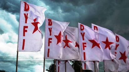 പൊതുസ്ഥലത്ത് മദ്യപിച്ച് ബഹളം വച്ച ഡിവൈഎഫ്ഐ നേതാവിന് സസ്പെൻഷൻ