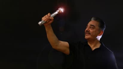 கையில் டார்ச் லைட் வைத்திருக்கும் கமலுக்கு செம்ம டார்ச்சர் கொடுக்கும் அமைச்சர்...!