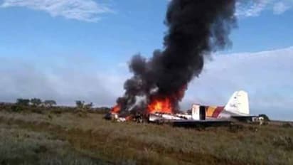 కుప్పకూలిన విమానం, 12 మంది మృతి