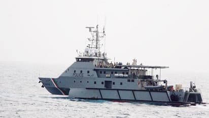 మంటల్లో ఐఎన్ఎస్ విక్రమాదిత్య : ఆఫీసర్ మృతి