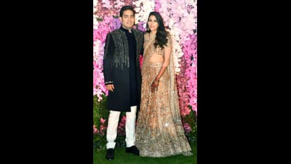 आकाश-श्लोका की वेडिंग रिसेप्शन में सितारे पहुंचे ग्लैमरस लुक में