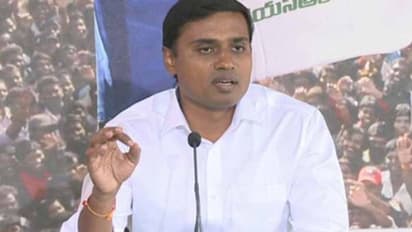 బాబు అధికారాలకు కోత: వైసిపి మాజీ ఎంపీతో ద్వివేది రహస్య చర్చలు