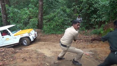 ഇടമലക്കുടിക്ക് വോട്ടിങ് യന്ത്രം പരിചയപ്പെടുത്താന് പോയ സബ് കളക്ടറും സംഘവും കാട്ടില് കുടുങ്ങി