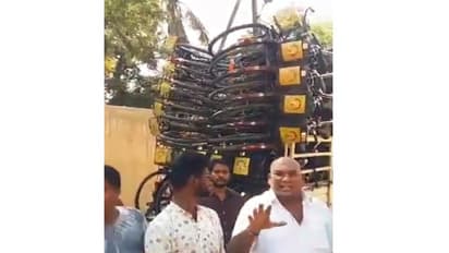 ఏపి ఎలక్షన్ వార్: సైకిళ్ల తరలింపును అడ్డుకున్న వైఎస్సార్సిపి (వీడియో)