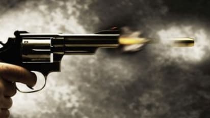 അവിഹിത ബന്ധമുണ്ടെന്നാരോപിച്ച ഭര്‍ത്താവിനുനേരെ ഭാര്യ വെടിയുതിര്‍ത്തു