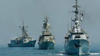 పాక్ నౌకాశ్రయాల్లో నిశ్శబ్ధం.... జాడ లేని నౌకాదళం, ఏం జరుగుతోంది..?