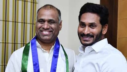 వైసీపీలో చేరిన పొట్లూరి వరప్రసాద్