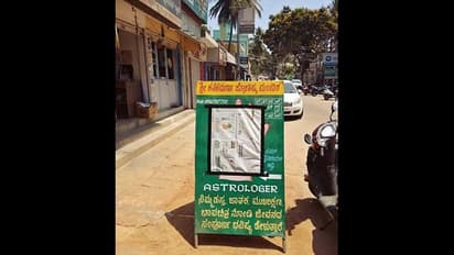 'കൈപ്പത്തി' ചതിച്ചാശാനേ; കര്ണ്ണാടകയില് ജ്യോതിഷികള്ക്ക് കിട്ടിയത് എട്ടിന്റെ പണി!