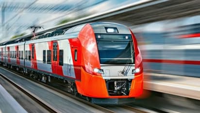 ട്രാക്കിൽ കിടന്ന രണ്ടായിരം രൂപ എടുക്കാൻ എടുത്ത് ചാടി; യുവതി രക്ഷപ്പെട്ടത് തലനാരിഴയ്ക്ക്