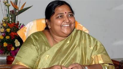 తిరుపతి ఎంపీ స్థానానికి బైపోల్స్: నామినేషన్ దాఖలు చేసిన టీడీపీ అభ్యర్ధి పనబాక లక్ష్మి