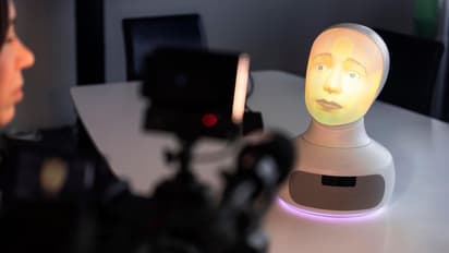 ഉദ്യോഗാര്ഥികളെ ഇന്റര്വ്യൂ ചെയ്യാനും ഇനി റോബോട്ടുകള്