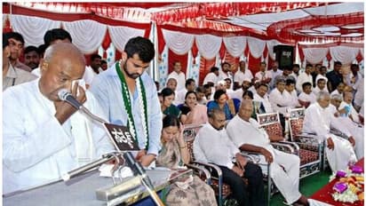 പൊതുവേദിയില് പൊട്ടിക്കരഞ്ഞ് ദേവഗൗഡയും മകനും കൊച്ചുമകനും ; രാഷ്ട്രീയനാടകമെന്ന് ബിജെപി